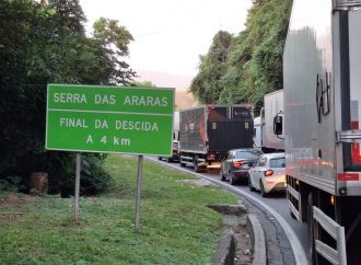 Acidente deixa trânsito lento na descida da Serra das Araras