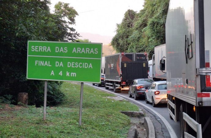 Acidente deixa trânsito lento na descida da Serra das Araras