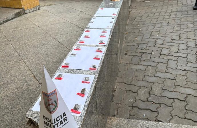 Homens são presos suspeitos de tráfico de drogas