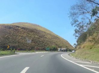 Motociclista fica ferido após colisão com carreta na Serra das Araras