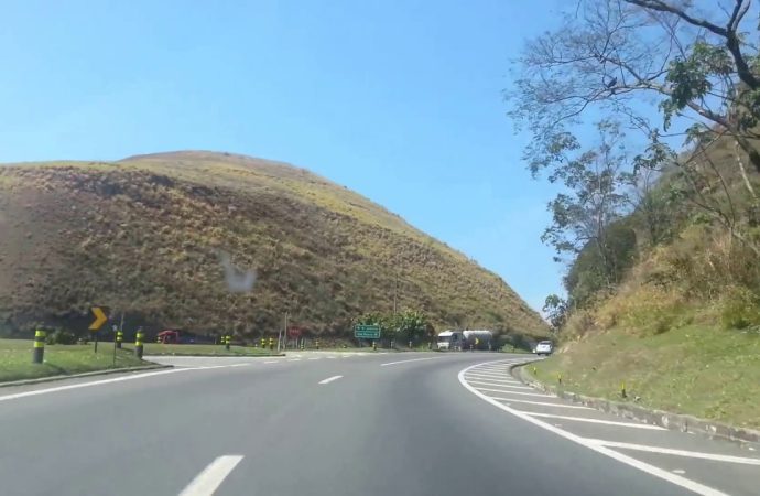 Motociclista fica ferido após colisão com carreta na Serra das Araras