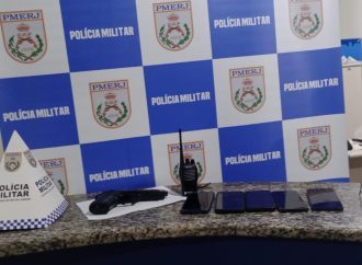 PM apreende simulacro de pistola com um suspeito e quatro menores em Piraí