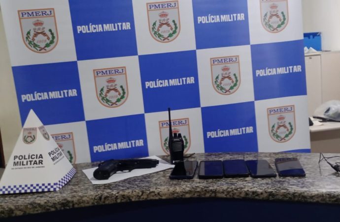 PM apreende simulacro de pistola com um suspeito e quatro menores em Piraí