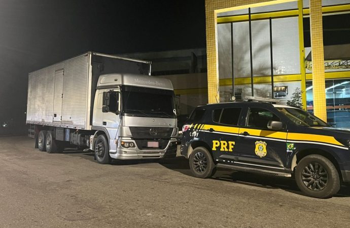 Caminhão com peça de carro roubado é interceptado pela PRF em Barra Mansa