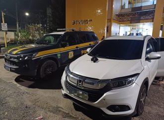 PRF recupera carro clonado em Piraí e apreende arma e aves silvestres