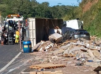 Caminhão tomba na Serra das Araras e carga atinge carro