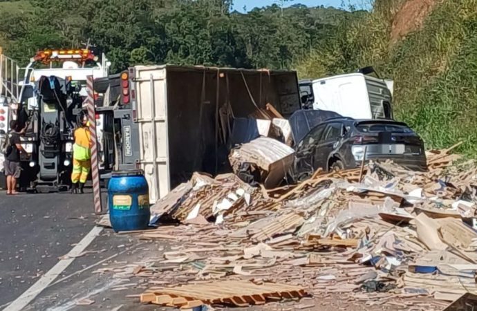 Caminhão tomba na Serra das Araras e carga atinge carro