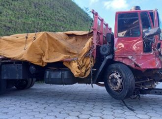 Motorista pula de caminhão sem freio na Serra das Araras antes de colidir com uma carreta