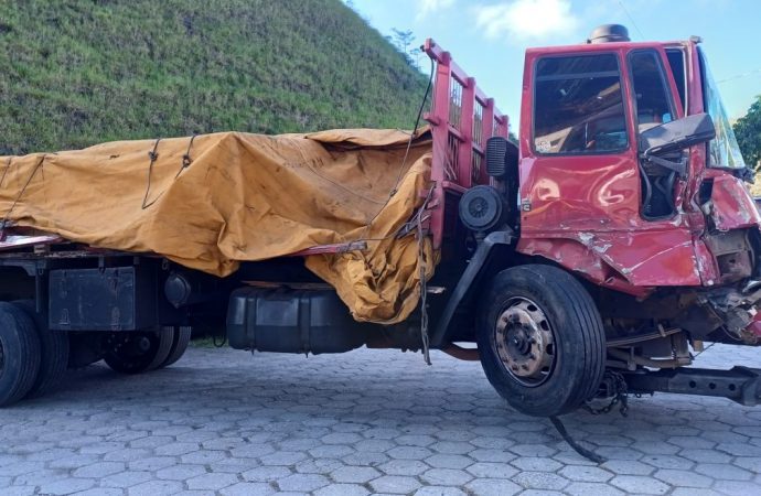 Motorista pula de caminhão sem freio na Serra das Araras antes de colidir com uma carreta