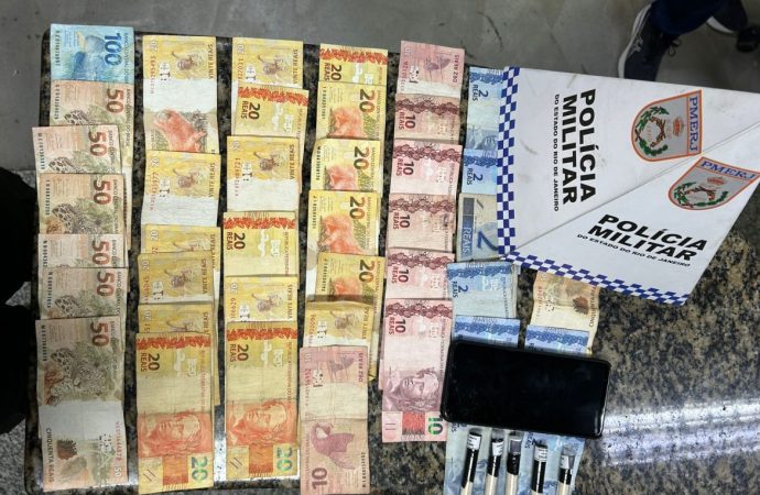 Polícia Militar prende três e apreende adolescente por tráfico de drogas em Paraíba do Sul