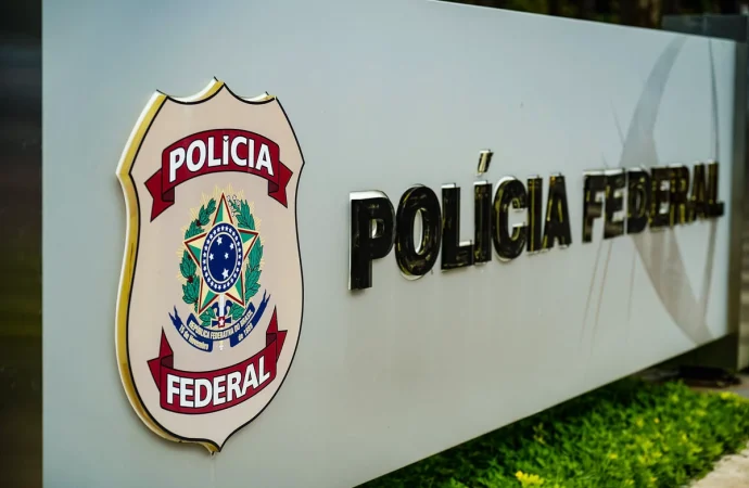 PF prende consumidor de material abusivo e cumpre mandados em quatro estados