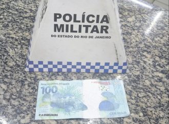 Mulher é flagrada pela polícia após tentar usar nota falsa de R$ 100 em mercado de Três Rios