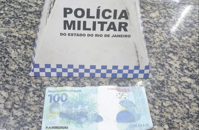 Mulher é flagrada pela polícia após tentar usar nota falsa de R$ 100 em mercado de Três Rios