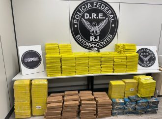 PF apreende mais de 600 quilos de drogas e arma de fogo em caminhão interceptado