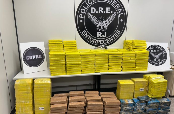 PF apreende mais de 600 quilos de drogas e arma de fogo em caminhão interceptado