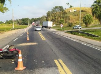 Motociclista fica gravemente ferido após colisão com carro na BR-393, em Três Rios