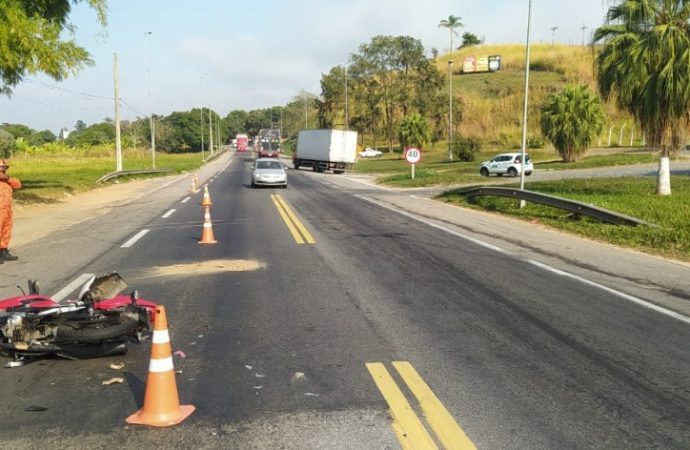 Motociclista fica gravemente ferido após colisão com carro na BR-393, em Três Rios