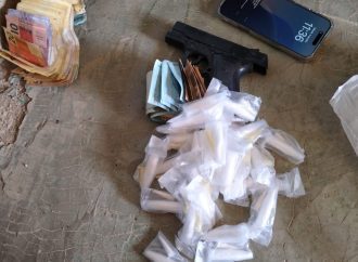 Suspeito de tráfico é preso com drogas e réplica de arma em Paraíba do Sul