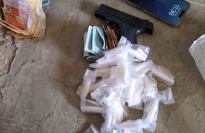 Suspeito de tráfico é preso com drogas e réplica de arma em Paraíba do Sul