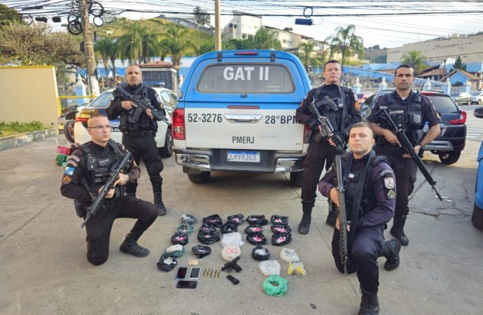 PM prende três por tráfico em Barra Mansa e apreende drogas, arma e dinheiro