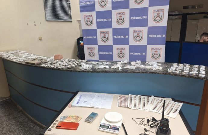 Entorpecentes e outros materiais do tráfico apreendidos e um suspeito detido em Vassouras