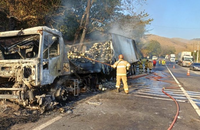 Incêndio em carreta interdita pista de descida da Serra das Araras