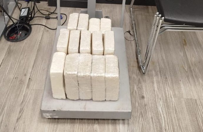 Mulher é presa com 14 kg de pasta base de cocaína na Serra das Araras