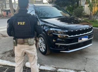 PRF apreende veículo roubado na Serra das Araras