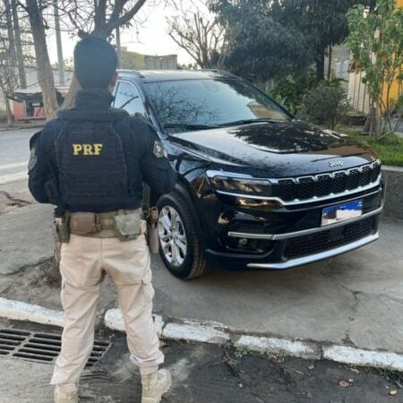 PRF apreende veículo roubado na Serra das Araras