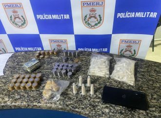 Polícia Militar apreende drogas, armas e prende três suspeitos por tráfico em Piraí