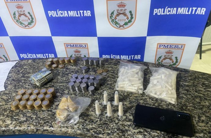 Polícia Militar apreende drogas, armas e prende três suspeitos por tráfico em Piraí