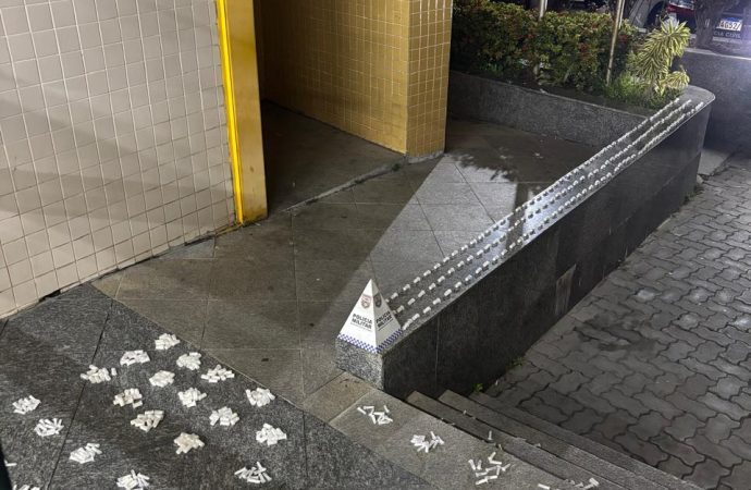 Polícia Militar apreende mais de 700 cargas de cocaína enterradas em área de mata em Três Rios