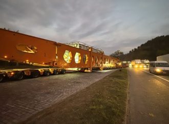 Mega carga cruza a Serra de Piraí na Dutra durante a madrugada desta segunda-feira