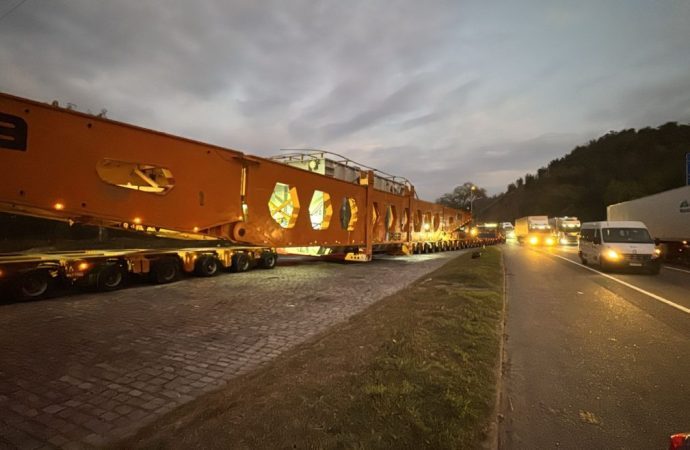 Mega carga cruza a Serra de Piraí na Dutra durante a madrugada desta segunda-feira