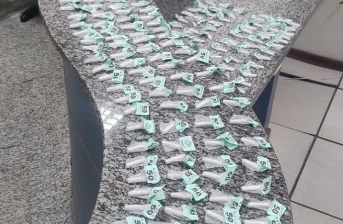 Polícia Militar apreende cerca de 300 pinos de cocaína e pistola com caminhoneiro em Sapucaia