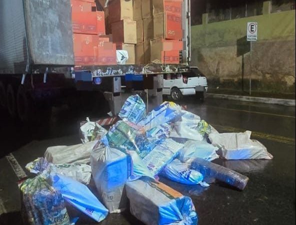 Caminhoneiro é preso com 777 quilos de maconha escondidos em carga de panetones na BR-393
