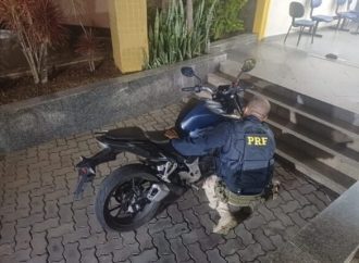 PRF recupera moto roubada e apreende menor durante abordagem em Três Rios