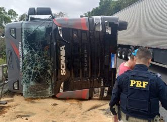 Caminhão tomba na descida da Serra das Araras e interdita faixa da direita