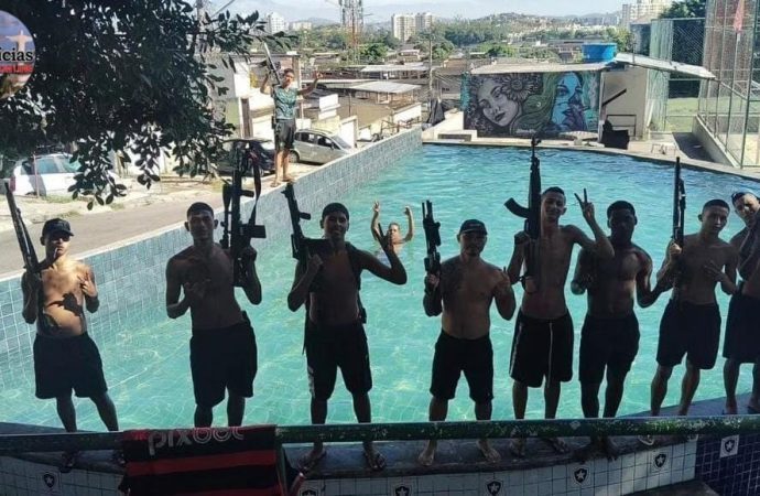 Comando Vermelho proíbe integrantes de publicar fotos ou vídeos exibindo armas