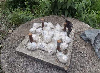 Polícia Militar apreende drogas e arma em operação no bairro Cruzeiro, em Pinheiral