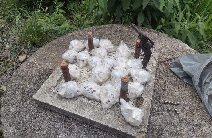 Polícia Militar apreende drogas e arma em operação no bairro Cruzeiro, em Pinheiral