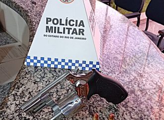 PM apreende revólver durante cumprimento de mandado judicial em Pinheiral