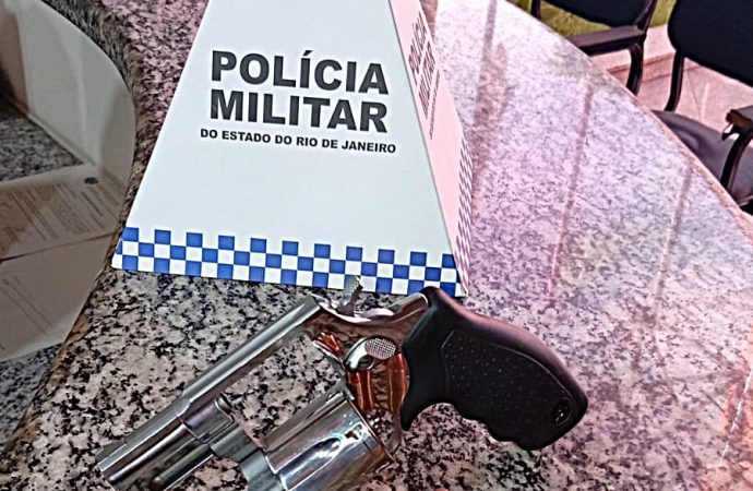 PM apreende revólver durante cumprimento de mandado judicial em Pinheiral