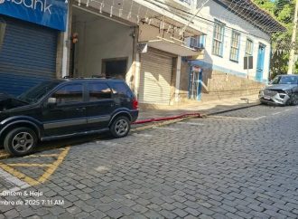 Motorista perde controle de EcoSport e causa colisão no Centro; caso é registrado na delegacia