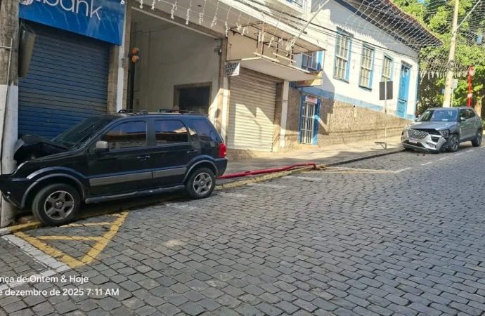 Motorista perde controle de EcoSport e causa colisão no Centro; caso é registrado na delegacia