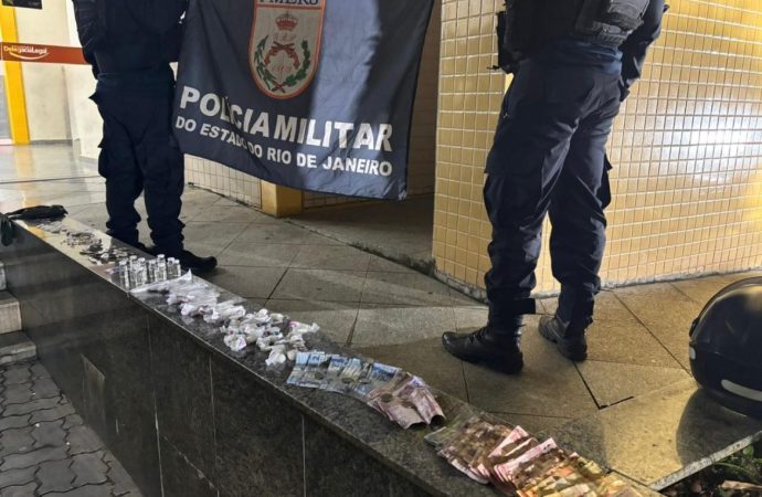 PM apreende grande quantidade de drogas e dinheiro com adolescente em Três Rios