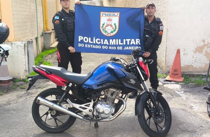 Polícia Militar prende suspeitos e apreende drogas e veículo roubado em Três Rios