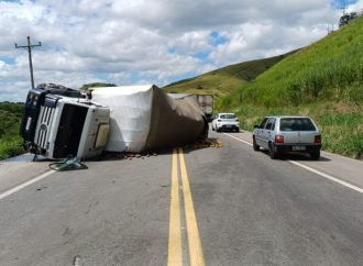 Caminhão tomba na Dutra e causa interdição parcial em Três Rios