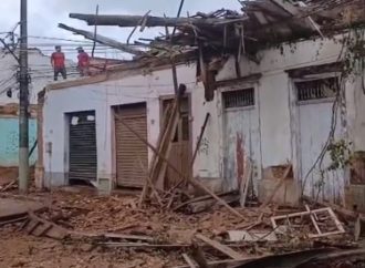 Fachada de casarão antigo desaba em Paraíba do Sul