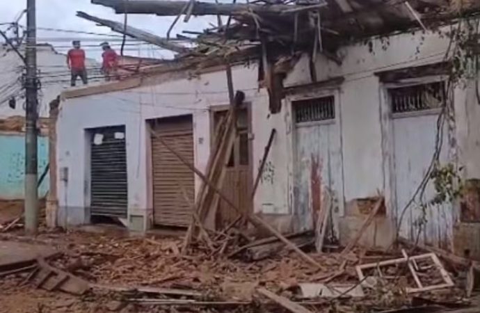 Fachada de casarão antigo desaba em Paraíba do Sul